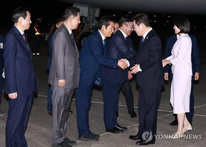 이재명 대통령, 민주당 지도부와 인사 (성남=연합뉴스) 홍해인 기자 = 이재명 대통령과 김혜경 여사가 일본·미국 방문 일정을 마치고 28일 경기도 성남 서울공항에 도착해 공군1호기에서 내린 뒤 더불어민주당 정청래 대표, 김병기 원내대표 등 영접 인사들과 악수하고 있다. 2025.8.28 hihong@yna.co.kr