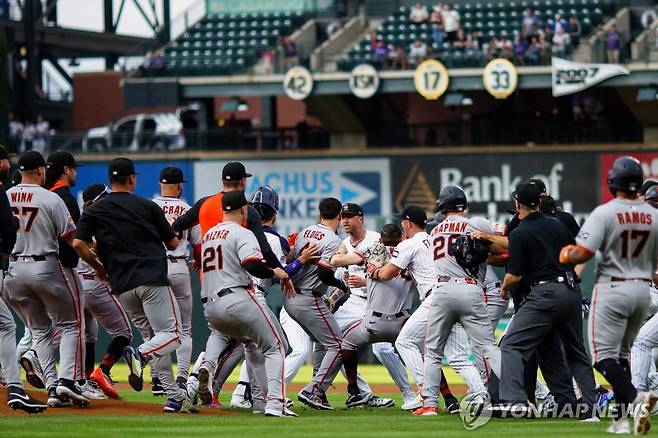 벤치 클리어링 벌이는 샌프란시스코와 콜로라도 선수들 [AFP=연합뉴스]