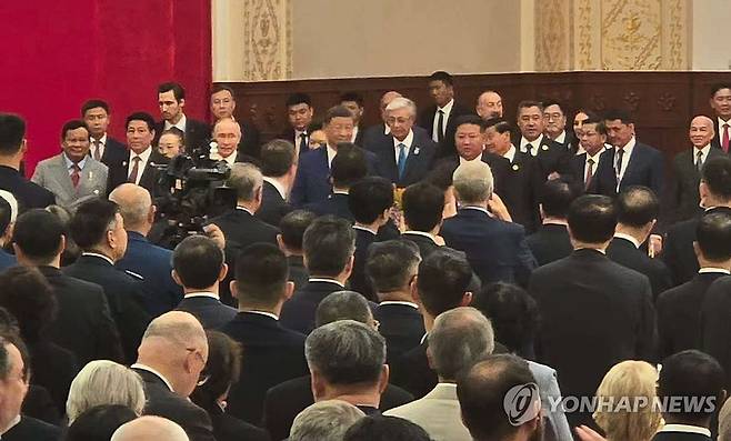 김정은, 중국 전승절 80주년 기념 리셉션 참석 (베이징=연합뉴스) 배삼진 기자 = 김정은 북한 국무위원장이 3일 중국 베이징 인민대회당에 마련된 '중국 인민 항일전쟁 및 세계 반파시스트 전쟁 승리'(전승절) 80주년 기념 리셉션 행사에 시진핑 중국 국가주석, 블라디미르 푸틴 러시아 대통령 등과 함께 입장하고 있다. 2025.9.3 baesj@yna.co.kr