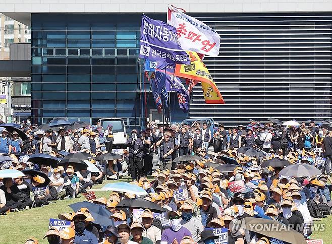 현대차 노조, 총파업 결의대회 개최 (울산=연합뉴스) 김용태 기자 = 3일 울산시 북구 현대자동차 울산공장 본관 앞에서 현대차 노조의 총파업 결의대회가 열리고 있다. 이날 노조는 올해 임금 및 단체협약 교섭 난항으로 부분 파업에 들어갔다. 2025.9.3 yongtae@yna.co.kr