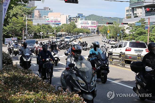 HD현대중공업 노조 오토바이 행진 (울산=연합뉴스) 장지현 기자 = 3일 오후 HD현대중공업 울산조선소 정문에서 노조원들이 임금 교섭 난항으로 부분 파업에 돌입하고 오토바이 행진을 하고 있다. 2025.9.3 jjang23@yna.co.kr
