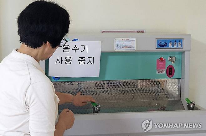 '최악 가뭄'에 강릉지역 초등학교 음수대 사용 중지 (강릉=연합뉴스) 양지웅 기자 = 3일 강원 강릉시의 한 초등학교 음수대에 사용 중지 안내문이 붙어 있다. 2025.9.3 yangdoo@yna.co.kr