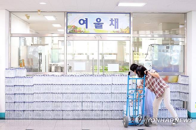 '최악 가뭄' 여파…강릉 초등학생들에게 생수 지원 (강릉=연합뉴스) 양지웅 기자 = 3일 강원 강릉시의 한 초등학교에 학생들을 위한 생수가 지원되고 있다. 2025.9.3 yangdoo@yna.co.kr