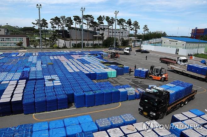 '최악 가뭄' 강릉 각 지역으로 향하는 생수들 (강릉=연합뉴스) 양지웅 기자 = 3일 강원 강릉 올림픽파크 일원에서 시 관계자들이 각 읍면동으로 지원될 생수 더미를 배분하고 있다. 2025.9.3 yangdoo@yna.co.kr