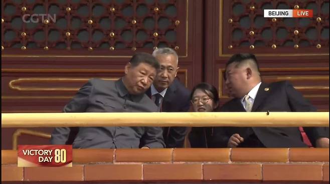 열병식 행사 중 대화하는 시진핑·김정은 [CGTN 캡처. 재판매 및 DB금지]