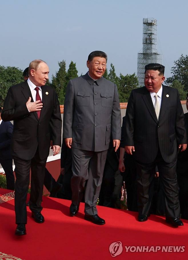 북중러 3국 정상 (베이징 EPA=연합뉴스) 3일 중국 베이징 톈안먼 광장에서 열린 중국의 80주년 전승절 열병식에 입장하면서 시진핑 중국 국가주석(가운데)이 블라디미르 푸틴 러시아 대통령(왼쪽), 북한 김정은 국무위원장과 대화하고 있다. 2025.9.3