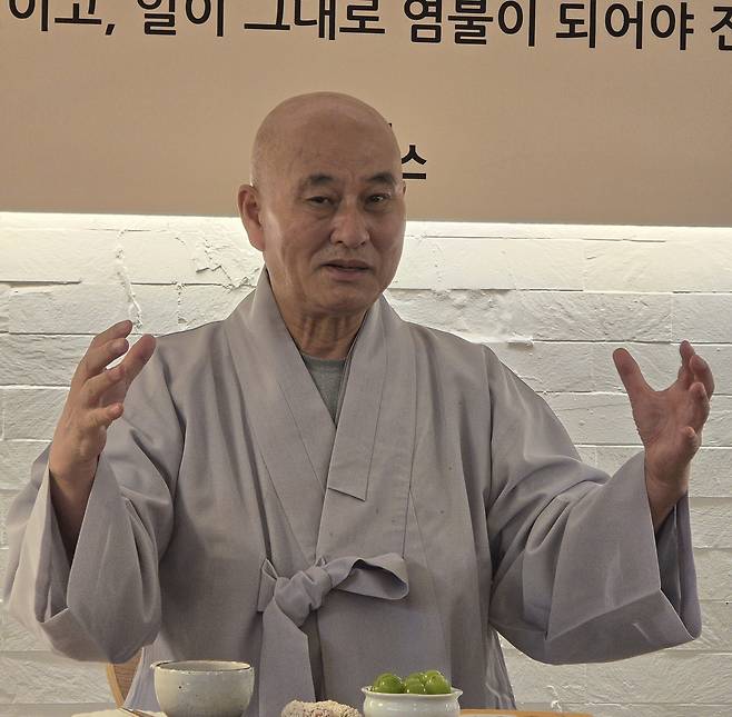 월암스님 (서울=연합뉴스) 이세원 기자 = 참선과 염불의 융화를 모색한 '선정겸수'(禪淨兼修·담앤북스)를 출간한 월암스님이 3일 오후 서울 종로구의 한 찻집에서 기자 간담회를 하고 있다.
