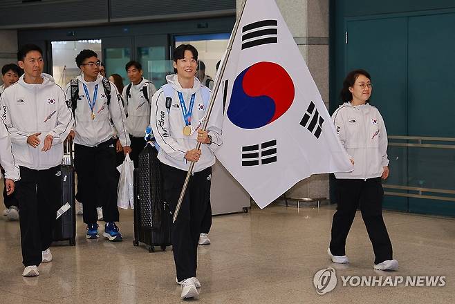 귀국한 하계U대회 육상 남자 계주 400m 대표팀 (영종도=연합뉴스) 신현우 기자 = 2025 라인-루르 하계 세계대학경기대회(U대회) 육상 남자 계주 400ｍ에서 금메달을 딴 이재성 등 선수들이 29일 인천국제공항 제1여객터미널을 통해 귀국하고 있다. 2025.7.29 nowwego@yna.co.kr