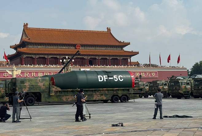 3일 중국 열병식에서 공개된 전략핵미사일 DF-5C     (베이징=연합뉴스) 정성조 특파원 = 3일 오전 중국 베이징 톈안먼광장에서 열린 전승절 80주년 기념 열병식에서 중국 탄도미사일 DF-5C가 차량에 실린 채 이동하는 모습. 2025.9.3 xing@yna.co.kr