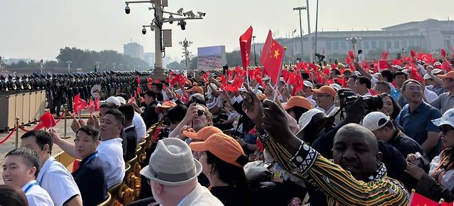 3일 중국 전승절 80주년 열병식 관람객들     (베이징=연합뉴스) 정성조 특파원 = 3일 오전 중국 베이징 톈안먼광장에서 열린 전승절 80주년 열병식에서 관람객들이 중국 국기를 흔들며 환호하고 있다. 2025.9.3 xing@yna.co.kr