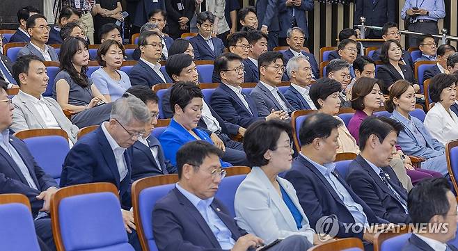 검찰개혁ㆍ정부조직법 개편 의견 수렴 의총에 모인 민주당 의원들 (서울=연합뉴스) 황광모 기자 = 3일 국회에서 열린 검찰개혁ㆍ정부조직법 개편 의견 수렴을 위해 열린 더불어민주당 정책 의원총회에 참석한 의원들이 정청래 대표의 인사말을 듣고 있다. 2025.9.3 hkmpooh@yna.co.kr