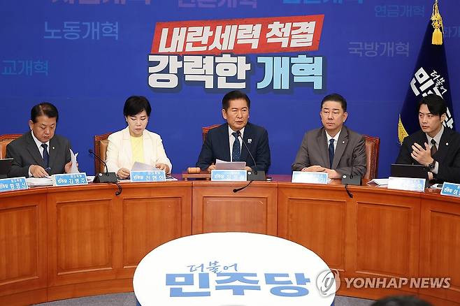 민주당 최고위원회의 (서울=연합뉴스) 김주성 기자 = 더불어민주당 정청래 대표가 3일 서울 여의도 국회에서 열린 최고위원회의에서 발언하고 있다. 2025.9.3 utzza@yna.co.kr