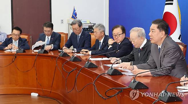 민주당 김병기 원내대표, 경제6단체 대표단과 면담 (서울=연합뉴스) 김주성 기자 = 더불어민주당 김병기 원내대표가 3일 서울 여의도 국회에서 경제6단체 대표단과 면담하고 있다. 오른쪽부터 김병기 원내대표, 손경식 한국경영자총협회장, 이동근 한국경영자총협회 상근부회장, 이인호 한국무역협회 상근부회장, 김창범 한국경제인협회 부회장, 오기웅 중소기업중앙회 상근부회장, 이호준 한국중견기업연합회 상근부회장, 2025.9.3 utzza@yna.co.kr