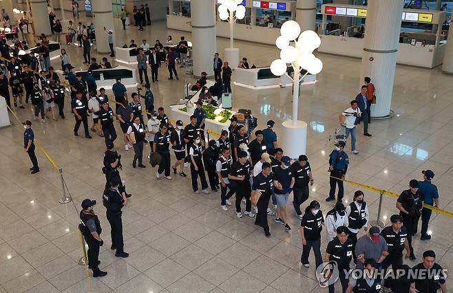 해외도피사범 대규모 송환 (영종도=연합뉴스) 김성민 기자 = 보이스피싱 범죄 등을 저지르고 필리핀 등으로 도망친 도피사범 49명이 3일 인천국제공항 제1터미널을 통해 송환되고 있다. 2025.9.3 ksm7976@yna.co.kr