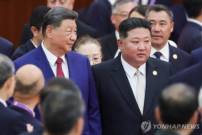 중국 전승절 리셉션 참석한 김정은(오른쪽) [타스 연합뉴스 자료사진. 재배포 및 판매 금지]
