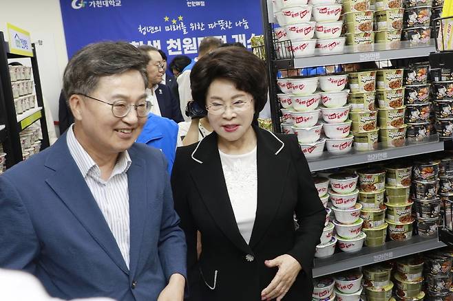 ▲ 가천대 이길여 총장(오른쪽)과 김동연 경기도지사가 '대학생 천원 매점' 개소식 후 매점을 둘러보고 있다. /사진제공=가천대학교