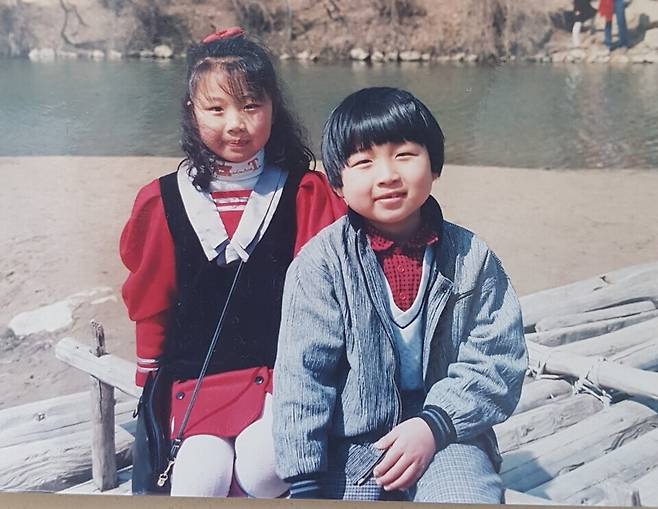 ▲&nbsp;지금은 없어진 송도 유원지에서 유년시절 누나와 찍은 사진. /사진제공=이교석 이사