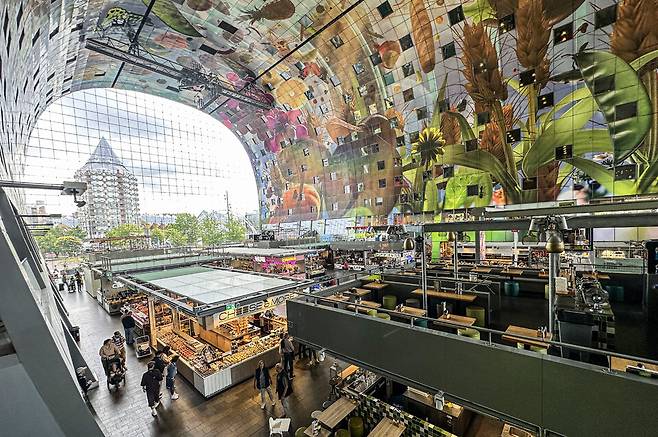 ▲&nbsp;지난 7월 16일(현지시간) 네덜란드 로테르담 MVRDV의 대표작 마켓홀(Markthal)의 내부 모습. /이호윤 기자 256@incheonilbo.com