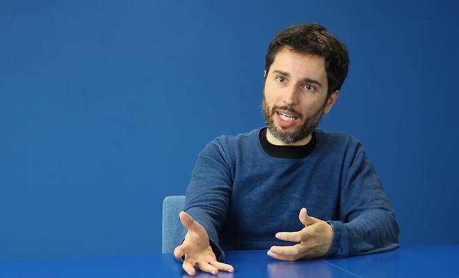 ▲&nbsp;지난 7월 16일(현지시간) 네덜란드 로테르담 MVRDV 사무실에서 알베르토 멘지 MVRDV 직원이 인천일보와 인터뷰를 하고 있다. /이호윤 기자 256@incheonilbo.com