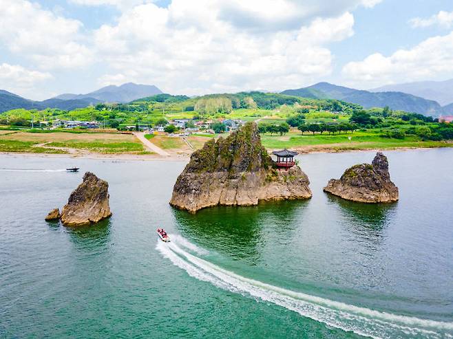 천혜의 자연경관과 지질자원을 품은 단양군이 가을 여행지로 인기를 모으고 있다. 사진은 도담삼봉. (단양군 제공)