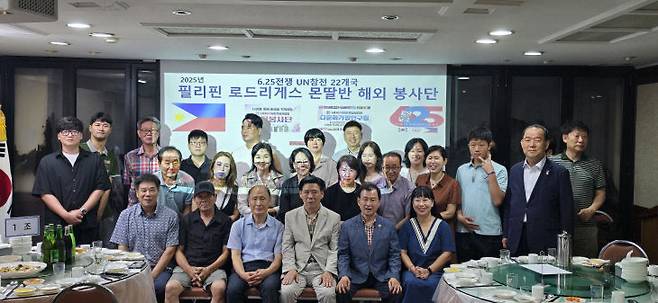 오리엔테이션 참석자들이 함께 기념촬영하고 있다.