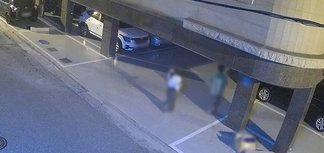 지난달 28일 오전 1시 2분께 스토킹 혐의를 받고 있는 20대 여성 A씨가 접근금지 명령을 어기고 피해자 주거지로 들어가고 있다. 북구 제공