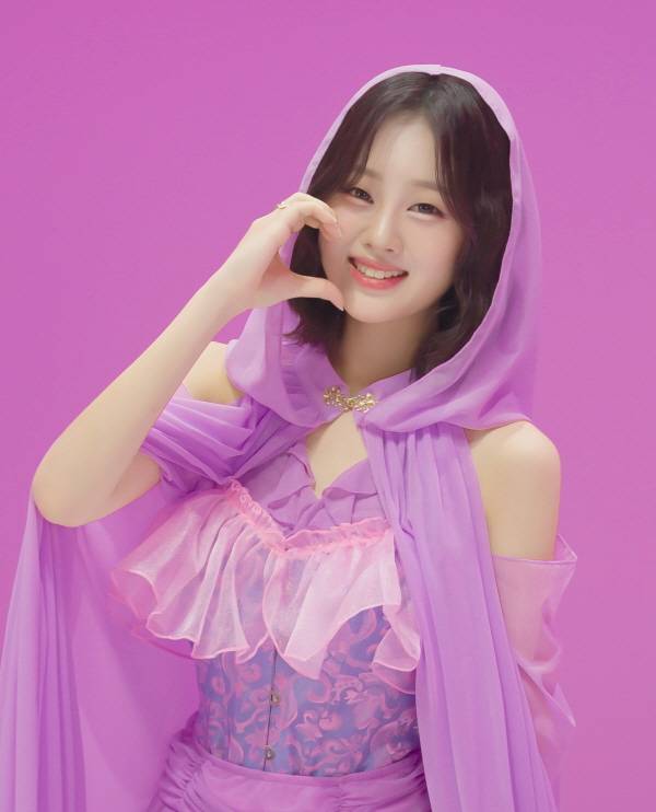 국악 트로트 가수 김다현의 언니 김도현이 '진소리'로 활동명을 바꾸고 솔로 트로트 가수 활동을 시작한다.