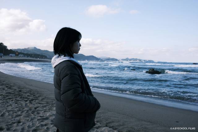 위에서부터 영화 ‘흐르는 여정’ ‘산양들’ ‘단잠’ 스틸컷. BIFF 제공