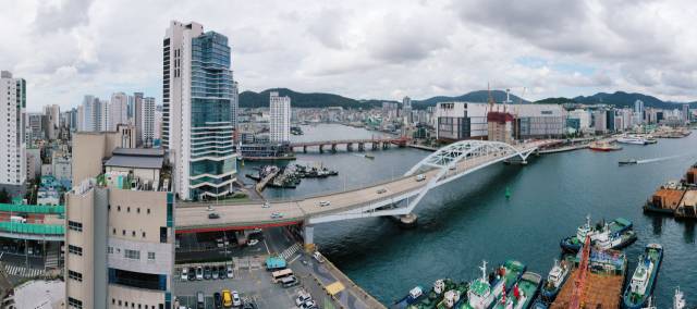 영도구청이 올해 중 부산대교 감시 사각지대 해소를 위해 영도구 땅끝교회(왼쪽 아래 건물) 앞 등 두 곳에 CCTV를 설치할 예정이다. 정종회 기자 jjh@