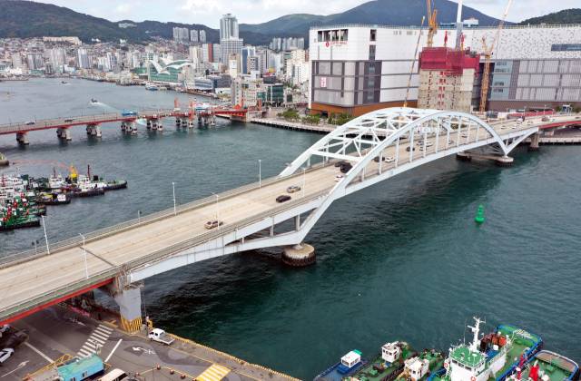 영도구청이 올해 중 부산대교 감시 사각지대 해소를 위해 영도구 땅끝교회 앞 등 두 곳에 CCTV를 설치할 예정이다. 정종회 기자 jjh@