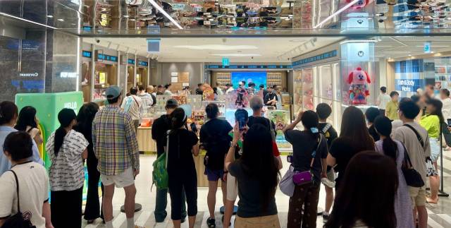 롯데백화점 부산본점에서 열린 뷰티 브랜드 ‘롬앤’ 팝업스토어(위)와 신세계 센텀시티에 입점한 글로벌 아트토이 전문점 팝마트. 각 사 제공