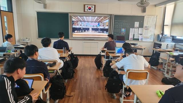 ▲ 교실에서 진선미 활동하는 1학년 학생들의 모습