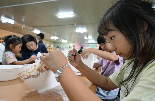 4일 오후 고성군 구만면 수로요 보천도예창작학교에서 열린 ‘제5회 구마이사발 문화축제’에서 어린이들이 사발에 그림을 그리고 있다./김승권 기자/
