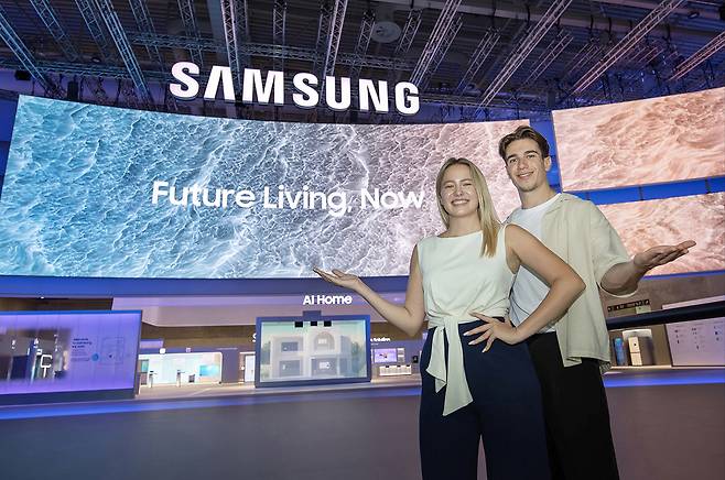 오는 5~9일(현지시각) 독일 베를린에서 열리는 IFA 2025를 앞두고, 삼성전자 전시관 입구에서 모델이 전시 주제 'AI 홈, 미래 일상을 현실로'를 소개하고 있다./사진=삼성전자