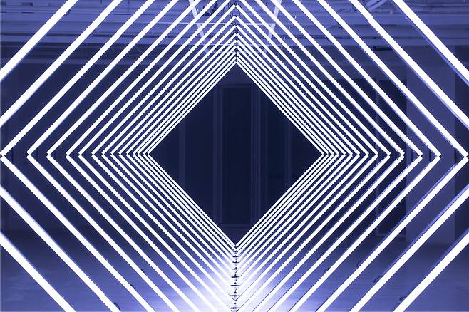 내로우 V.2(2017), 조명과 사운드 설치, 사운드트랙: 노노탁 스튜디오, 가변크기 © NONOTAK