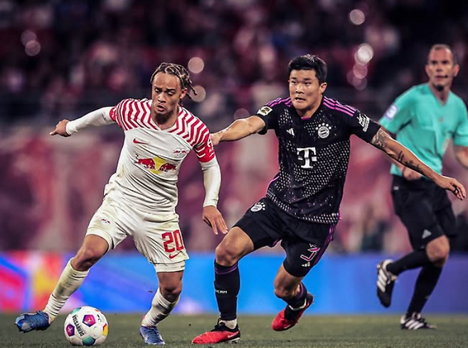 사비 시몬스(좌측)가 김민재와 볼을 겨루고 있다&nbsp;