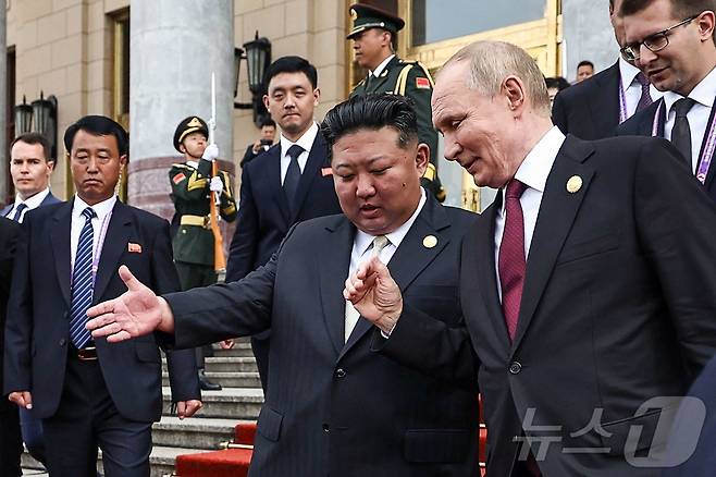 김정은 북한 노동당 총비서(국무위원장)이 3일 중국 베이징에서 블라디미르 푸틴 러시아 대통령(오른쪽)과 함께 푸틴 대통령의 의전용 차량으로 함께 이동하고 있다. 2025.9.3 ⓒ AFP=뉴스1 ⓒ News1 김경민 기자