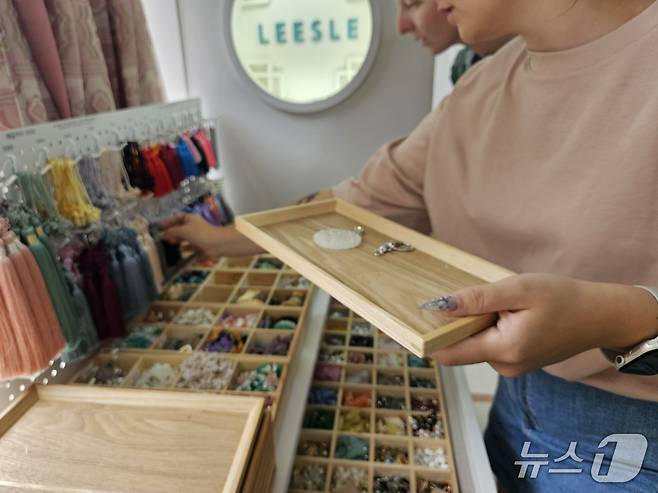1일 서울 종로구 인사동의 모던 한복 브랜드 '리슬'을 방문한 러시아인 관광객이 노리개 만들기 체험을 위해 부자재를 고르고 있다. 2025.09.01/뉴스1 ⓒ News1 유채연 기자