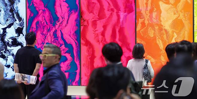 3일 서울 강남구 코엑스에서 열린 글로벌 아트페어 '프리즈 서울 2025' VIP 프리뷰 데이를 찾은 관람객들이 전시장을 둘러보고 있다. 올해로 4회째를 맞는 프리즈 서울은 30여 개국 120개 이상의 갤러리가 참가해 아시아 미술 시장의 허브로서 입지를 다진다. '프리즈 마스터스'와 '포커스 아시아' 등 주요 섹션을 통해 페어의 깊이와 다양성을 보여준다. 2025.9.3/뉴스1 ⓒ News1 김성진 기자