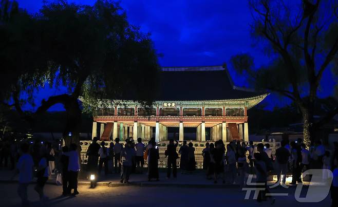 경복궁 야간 관람이 시작된 3일 오후 서울 종로구 경복궁을 찾은 시민들이 궐내를 둘러보고 있다.  2025.9.3/뉴스1 ⓒ News1 김진환 기자