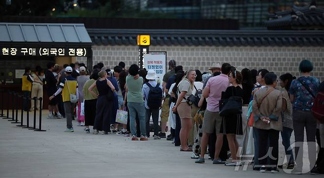 경복궁 야간 관람이 시작된 3일 오후 서울 종로구 경복궁을 찾은 외국인 관광객들이 현장판매줄에 서서 대기하고 있다.  2025.9.3/뉴스1 ⓒ News1 김진환 기자