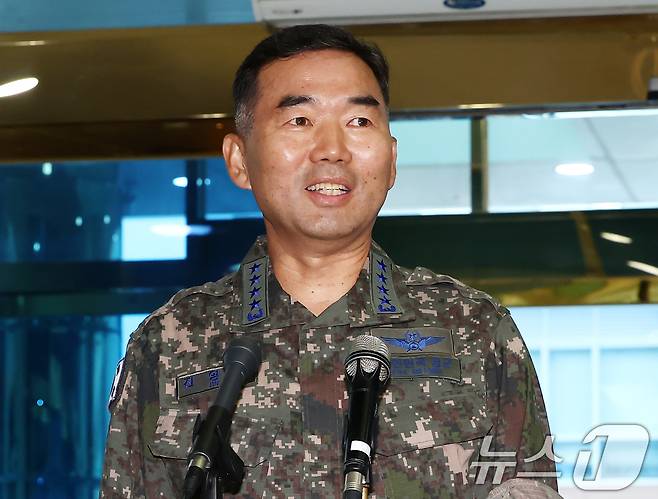 진영승 합참의장 후보자가 4일 오전 서울 용산구 육군회관에 마련된 인사청문회 준비 집무실로 출근하고 있다. 2025.9.4/뉴스1 ⓒ News1 김민지 기자