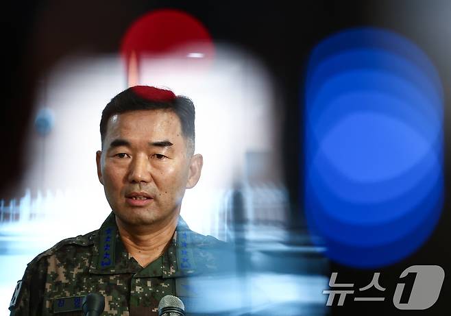 진영승 합참의장 후보자가 4일 오전 서울 용산구 육군회관에 마련된 인사청문회 준비 집무실로 출근하며 취재진의 질의에 답하고 있다. 2025.9.4/뉴스1 ⓒ News1 김민지 기자