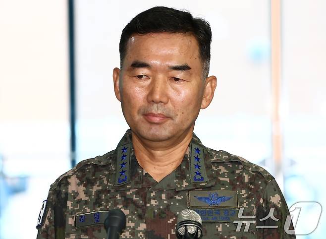 진영승 합참의장 후보자가 4일 오전 서울 용산구 육군회관에 마련된 인사청문회 준비 집무실로 출근하며 취재진의 질의를 듣고 있다. 2025.9.4/뉴스1 ⓒ News1 김민지 기자
