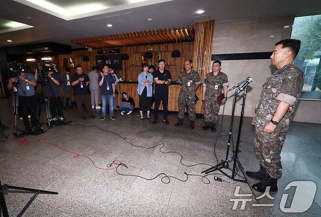 진영승 합참의장 후보자가 4일 오전 서울 용산구 육군회관에 마련된 인사청문회 준비 집무실로 출근하며 취재진의 질의에 답하고 있다. 2025.9.4/뉴스1 ⓒ News1 김민지 기자