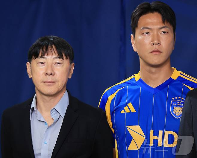 신태용 울산HD 감독과 김영권(오른쪽)이 4일 오전 서울 종로구 신문로 축구회관에서 열린 ‘2025-26 ACL 참가 K리그 4개팀 미디어데이’에 참석해 포즈를 취하고 있다. 2025.9.4/뉴스1 ⓒ News1 김진환 기자