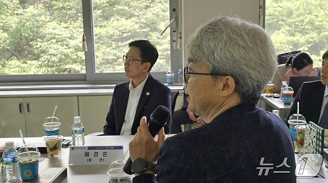 4일 과학기술정보통신부는 대전 한국에너지기술연구원에서 정부출연구기관, 한국과학기술원 연구자 등과 'AI for S&T' 전략 간담회를 가졌다. 한국전자통신연구원(ETRI)의 소버린 AI 전략 발표를 듣고 있는 배경훈 과학기술정보통신부 장관(왼쪽)./뉴스1 ⓒNews1 윤주영 기자