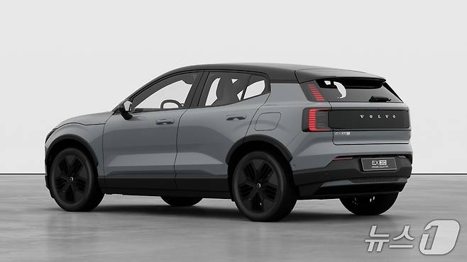 볼보자동차코리아가 4일 서울 용산 전시장에서 미디어를 대상으로 공개한 'EX30CC'의 모습. 소형 순수 전기 스포츠유틸리티차(SUV) 'EX30'을 크로스컨트리(CC)로 재해석하면서 승차감과 주행 성능을 높인 게 특징이다. 사진 속 모델의 외장 색상은 베이퍼 그레이다(볼보차코리아 제공). 2025.09.04.