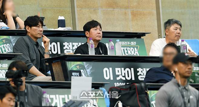 WBC 야구대표팀의 류지현 감독(가운데)과 강인권 수석코치(왼쪽), 김원형 투수코치가 잠실구장에서 열린 2025 KBO리그 SSG와 두산의 경기를 관전하고 있다. 잠실 | 박진업 기자 upandup@sportsseoul.com