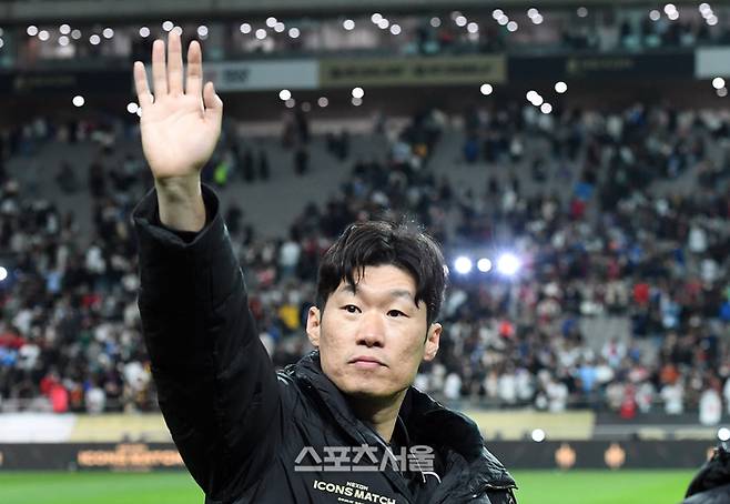 박지성이 20일 서울월드컵경기장에서 열린 FC 스피어와 쉴드 유나이티드의 ‘2024 넥슨 아이콘 매치’를 마친 뒤 팬들에게 인사를 하고 있다. 박진업 기자 upandup@sportsseoul.com